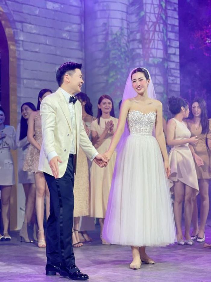 Trước đó, một cô dâu showbiz là Hoa hậu Đỗ Mỹ Linh cũng có hành động tương tự như Phương Oanh. Tiệc cưới Hoa hậu Đỗ Mỹ Linh và doanh nhân Đỗ Vinh Quang được tổ chức tại một khách sạn sang trọng ở Hà Nội. Đỗ Mỹ Linh thay tới 5 chiếc váy để phù hợp với từng bối cảnh của buổi tiệc. Khi mặc chiếc váy ngắn đến mắt cá chân, Đỗ Mỹ Linh lộ đôi giày búp bê trong suốt. Hoa hậu Việt Nam 2016 được cư dân mạng khen tinh tế.