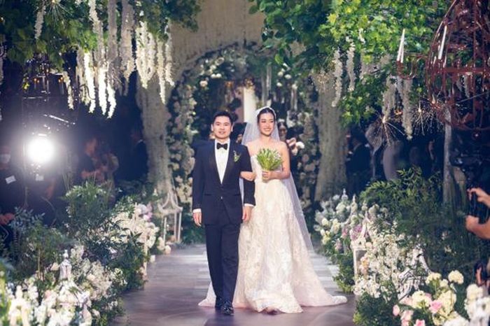 Với chiều cao 1,71 m, Đỗ Mỹ Linh dễ dàng lấn át chú rể, đặc biệt nếu cô chọn đi giày cao gót bởi doanh nhân Đỗ Vinh Quang vốn thấp hơn cô dâu. Chính vì vậy, Đỗ Mỹ Linh đi giày bệt còn ông xã chọn giày đế độn để cả hai thêm phần tương xứng.