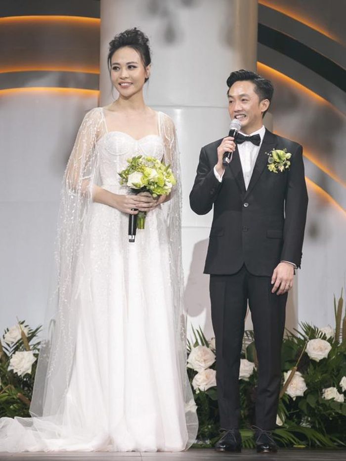Một mỹ nhân showbiz Việt cũng giống như 2 người đẹp nói trên, đó là Đàm Thu Trang. Hoa khôi xứ Lạng cao vượt trội so với Cường Đôla, dù cô thanh minh chỉ đi giày đế thấp suốt hôn lễ.