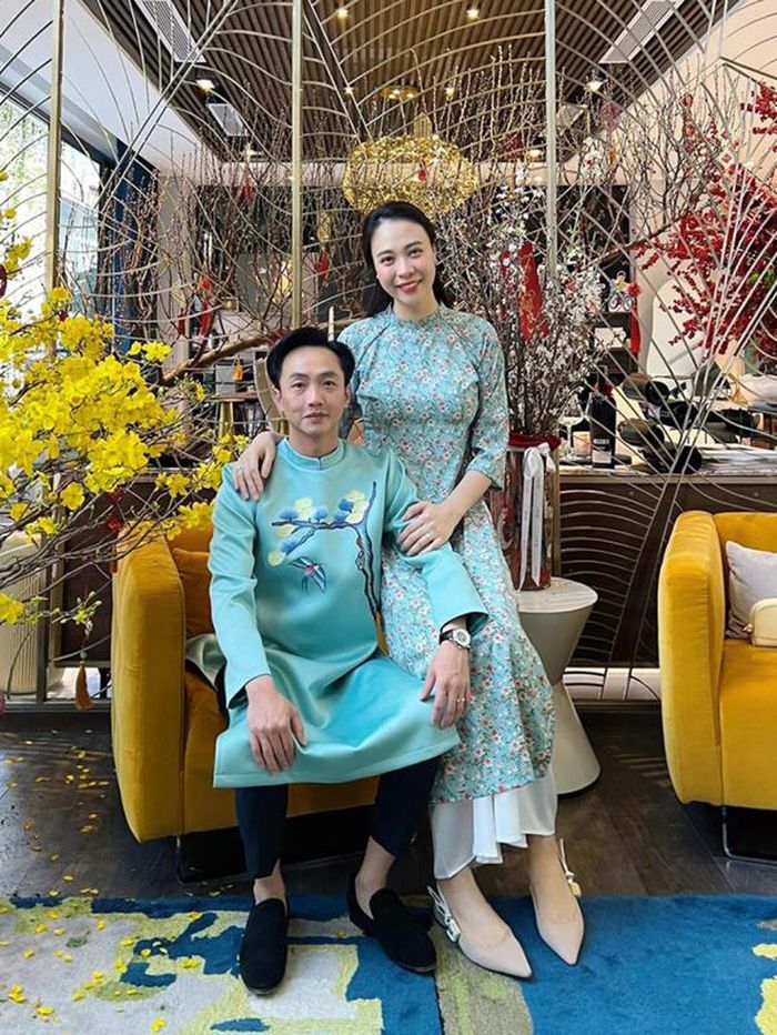 Ở đời thường, Đàm Thu Trang cũng ưu ái giày búp bê hoặc không quá cao mỗi khi sánh đôi cùng Cường Đôla.