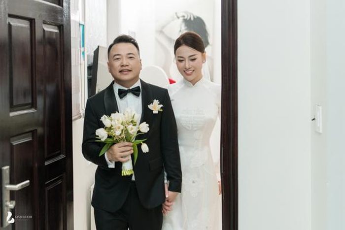 Thay vì chọn dép cao gót thì cô lựa chọn giày bệt để sánh vai bên Shark Bình để cân xứng chiều cao.