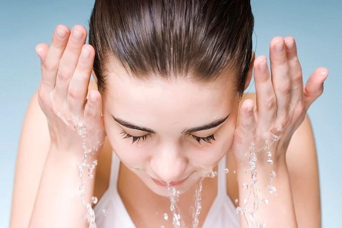 Vệ sinh da mặt sạch sẽ là bước quan trọng trong các bước làm se khít lỗ chân lông.