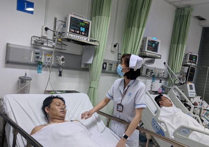 Điều dưỡng BV nhân dân Gia Định chăm sóc bệnh nhân. Ảnh: Hiếu Hiền 
