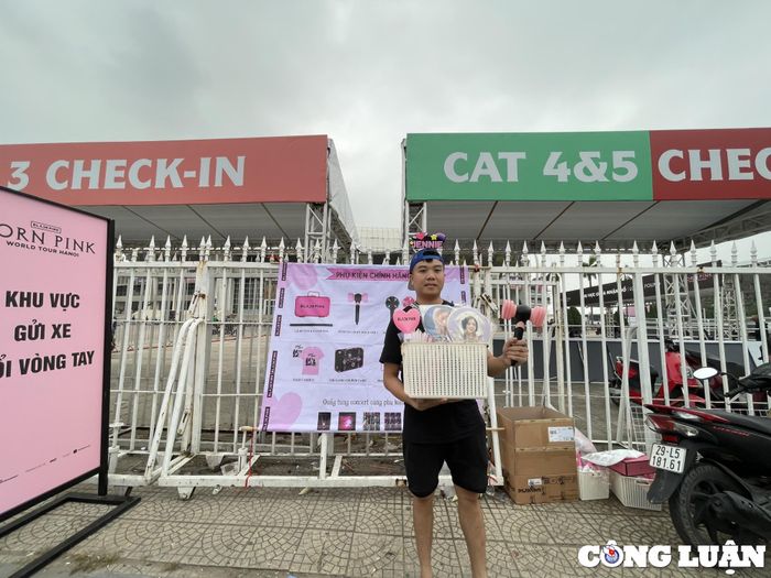  Đầy đủ các phụ kiện xem Blackpink biểu diễn được bày bán trước đêm biểu diễn. 