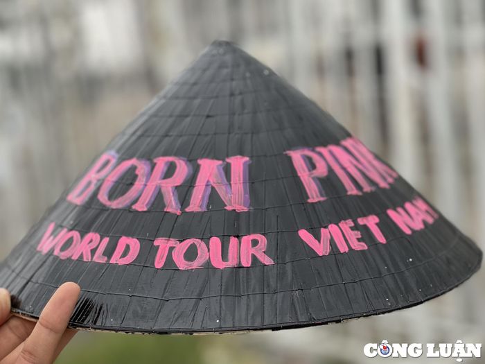  Chiếc nón lá Việt Nam được viết chữ nhóm nhạc Blackpink tới Việt Nam biểu diễn. 