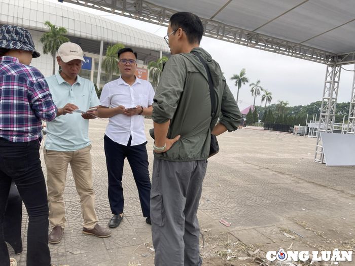  Dù được các phe vé 'chèo kéo' nhưng nhiều người hâm mộ tỏ thái độ thờ ơ, thậm chí chờ đến ngày cuối cùng, đợi giá giảm sâu thêm nữa. 