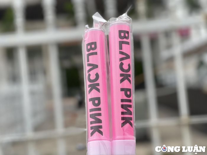  Gậy ánh sáng in chữ Blackpink. 