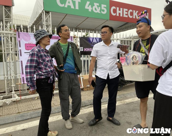  Với mức giá đã giảm nhiều so với giá gốc, nhiều vé được “ôm” từ trước vẫn chưa thể bán lại khiến các phe rất vất vả tìm khách. 