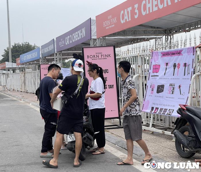  Mặc dù vậy, nhu cầu vào sân để xem show Blackpink của các fan còn rất lớn, thông tin trao đổi vé đang ngày càng nóng trên các cộng đồng mạng xã hội. 