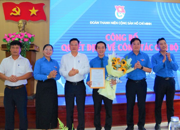 Anh Trương Văn Bình nhận Quyết định và hoa chúc mừng