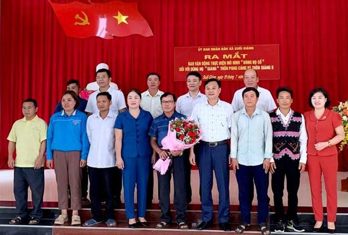 Lãnh đạo Sở Thông tin - Truyền thông và UBND huyện Văn Chấn tặng hoa chúc mừng mô hình 'Dòng họ số' ở xã Suối Giàng.