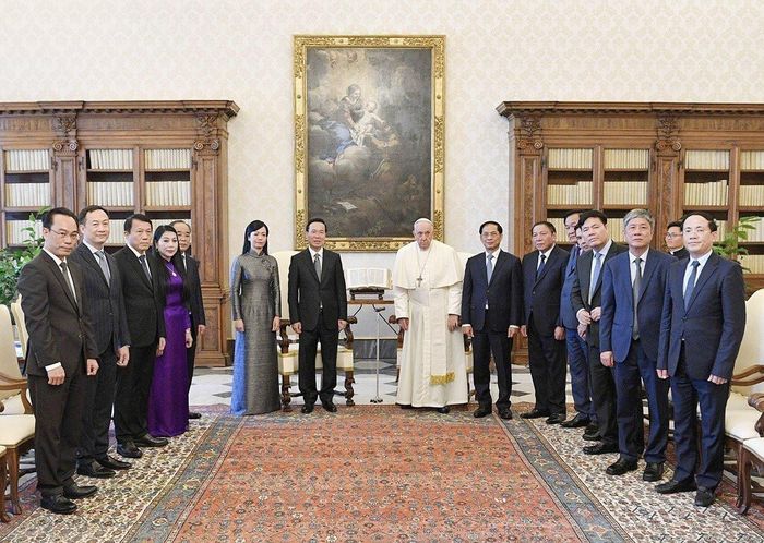 Chủ tịch nước Võ Văn Thưởng và phu nhân cùng đoàn đại biểu cấp cao Việt Nam chụp ảnh với Giáo hoàng Francis. Ảnh: TTXVN