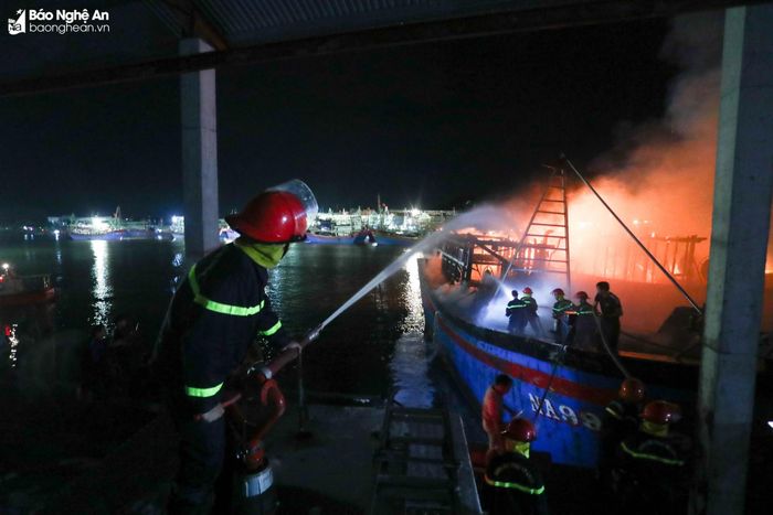  Lực lượng phòng cháy chữa cháy có mặt sau khoảng 30 phút. Ảnh: Hải Hoàng 