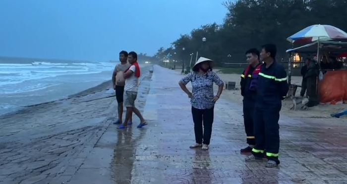 Các lực lượng chức năng đang tìm kiếm vào chiều ngày 27/7. (Ảnh:DT)