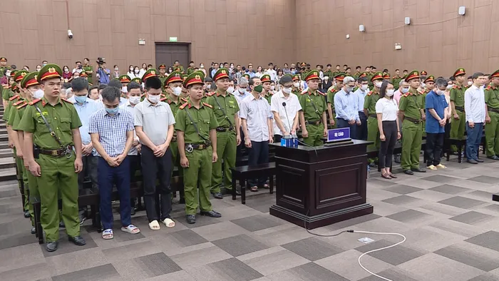 Các bị cáo nghe HĐXX tuyên án tại phiên tòa.
