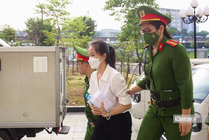 Bị cáo Nguyễn Thị Hương Lan được dẫn giải đến phiên tòa.
