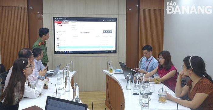 Quang cảnh buổi đấu giá thuê 2 khu đất lớn tại Trung tâm Phát triển quỹ đất thành phố. Ảnh: HOÀNG HIỆP