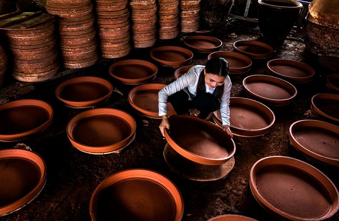 Kiểm tra sản phẩm. Ảnh: NGUYỄN VĂN THẠNH