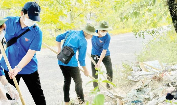 Đoàn viên, thanh niên ra quân dọn dẹp vệ sinh