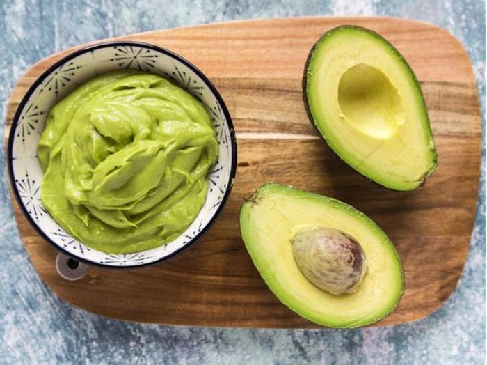 Bơ chứa rất nhiều axit béo thiết yếu như omega 3, omega 6, omega 9 có tác dụng chống oxy hóa, đồng thời kích thích quá trình sản xuất sữa mẹ.