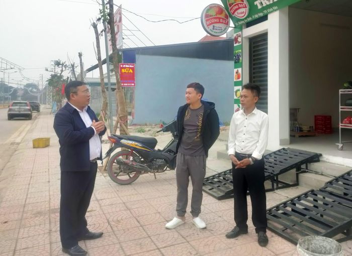 Ông Nguyễn Ngọc Lâm (ngoài cùng bên trái) thường xuyên xuống cơ sở, gặp gỡ để nắm bắt tình hình đời sống của người dân. Ảnh: Phương Loan.