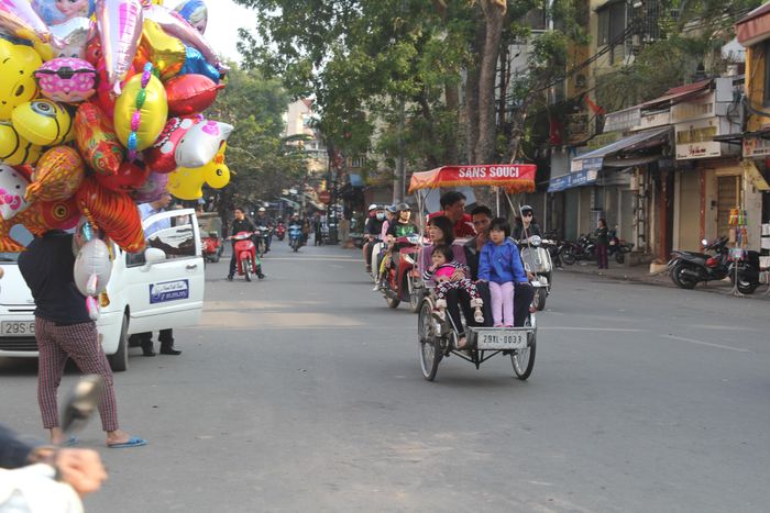 Cho con trải nghiệm ngồi xe xích lô.