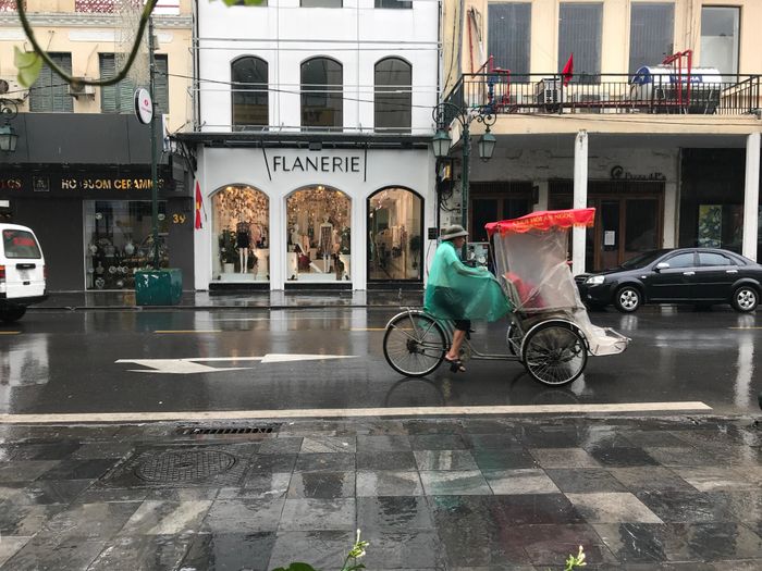 Hình ảnh xích lô và ô tô trên phố Tràng Tiền (Hà Nội).
