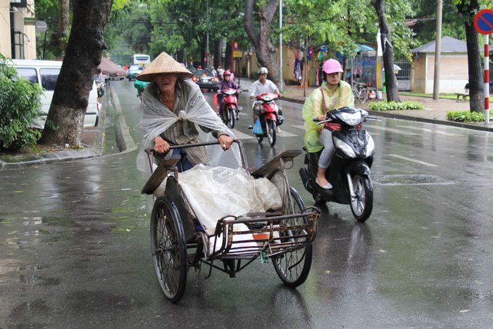 Mưu sinh trong mưa.