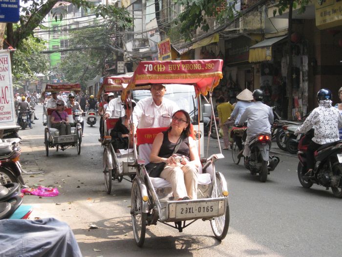 Khách quốc tế đến Thủ đô thường thích ngồi xích lô ngắm phố phường