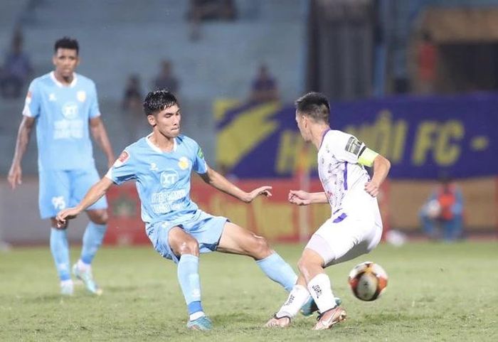 Văn Quyết lại tỏa sáng khi gặp Nam Định tối 28-7 để giúp Hà Nội FC tạm lấy được ngôi đầu. Ảnh: Hoàng Linh
