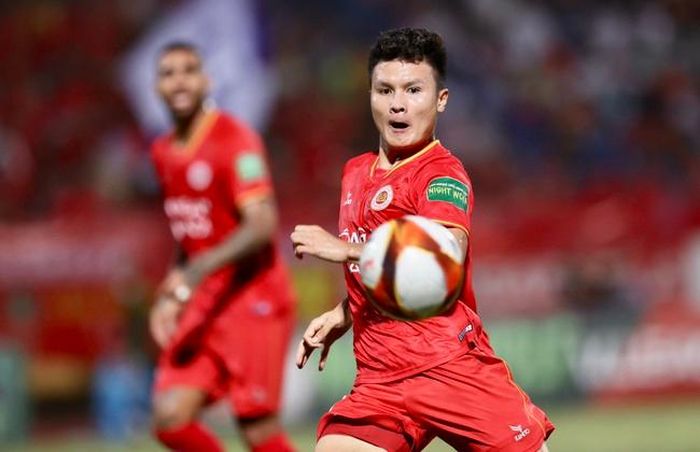 Áp lực bây giờ đang dồn lên vai Quang Hải và Công An Hả Nội. Ảnh: Hoàng Linh