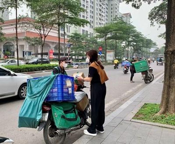  Mua hàng qua thương mại điện tử đang trở thành lựa chọn của nhiều người tiêu dùng tại Hà Nội. 