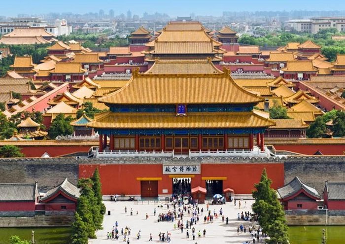 Với diện tích 720.000 m2, Tử Cấm Thành có 9.999 gian phòng. Đây là nơi ở của 24 hoàng đế thời nhà Minh và nhà Thanh. Trải qua hơn 600 năm, cung điện tráng lệ này đã trải qua hơn 200 trận động đất lớn nhỏ. Ngay cả khi hứng chịu động đất mạnh hơn 10 độ richter, cung điện nguy nga này vẫn đứng vững, không bị phá hủy như nhiều công trình khác.