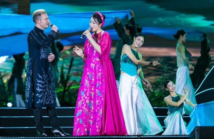 Ca sĩ Kyo York (Mỹ) cùng ca sĩ Huyền Trang trong liên khúc “Giận thì giận mà thương thì thương” - “Giận mà thương”. Ảnh: Báo Nghệ An