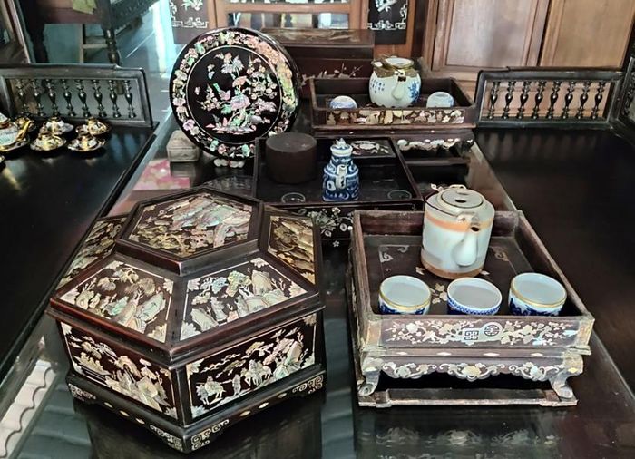 Bộ khay, tráp, quả được khảm hoa,lá rất tinh xảo là tài sản vô giá đối với ông Chẳng.
