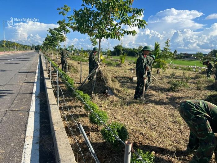  Lực lượng chiến sỹ Sư đoàn 324 cùng nhân dân dọn cỏ, phát quang sạch sẽ. Ảnh: Thúy Hằng 