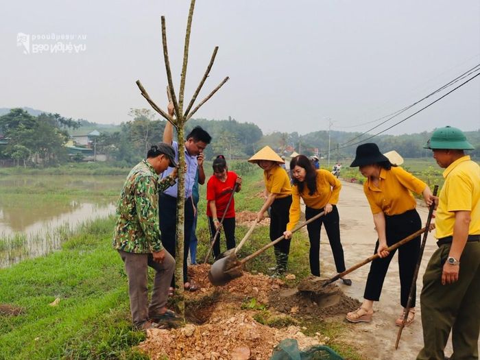  Đông đảo cán bộ và người dân tham gia hoạt động ý nghĩa này. Ảnh: Thúy Hằng 