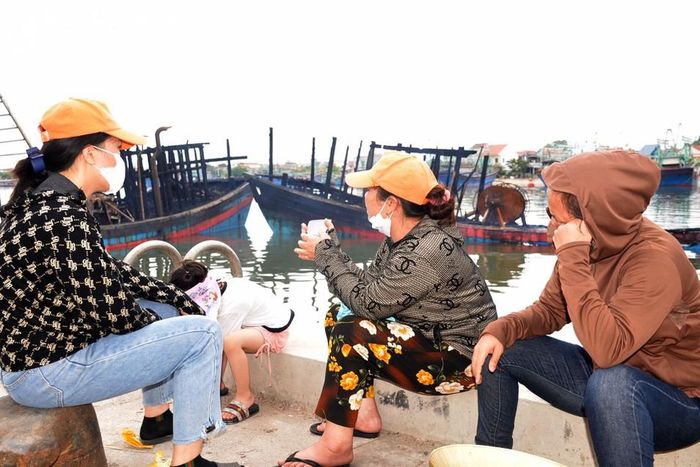  Những người phụ nữ vùng biển ngậm ngùi trước những con tàu bị cháy. Ảnh: Xuân Hoàng 