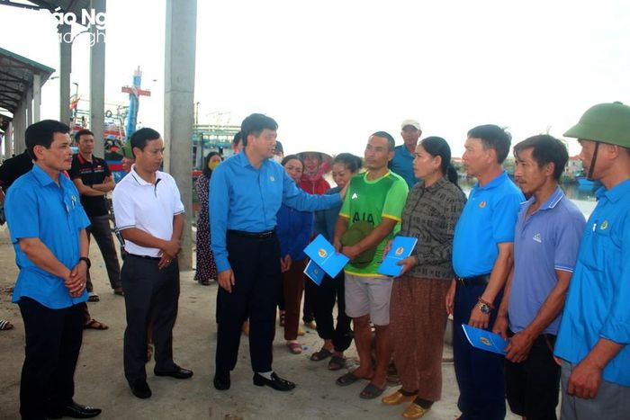  Đồng chí Kha Văn Tám chia sẻ mất mát với ngư dân sáng 29/7. Ảnh: V.H 