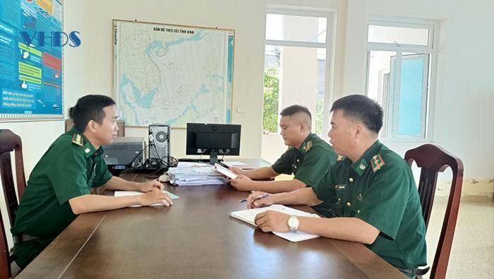 Đội trưởng Nguyễn Văn Sơn họp bàn kế hoạch với các đồng đội.