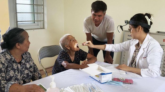 Bác sĩ Bệnh viện A Thái Nguyên khám bệnh, tư vấn sức khỏe cho người cao tuổi tại xã Tân Quang.