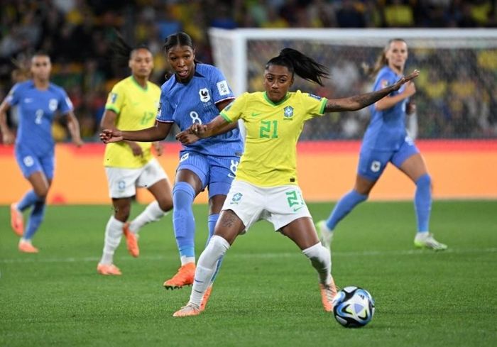 Tuyển nữ Pháp và Tuyển nữ Brazil chơi đôi công quyết liệt. Ảnh: Reuters 