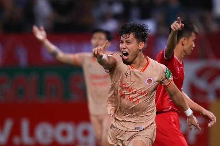 Văn Thanh đã đưa được bóng lưới đội khách trong hiệp 2 nhưng bàn thắng không được công nhận.