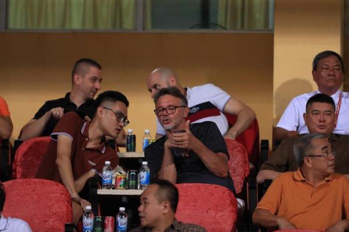 HLV Philippe Troussier cũng tới theo dõi trực tiếp trận đấu này.