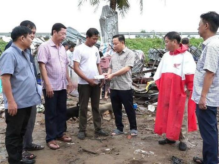 Cơ quan chức năng đến thăm hỏi và hỗ trợ kinh phí cho các hộ dân. Ảnh: Văn Vũ.