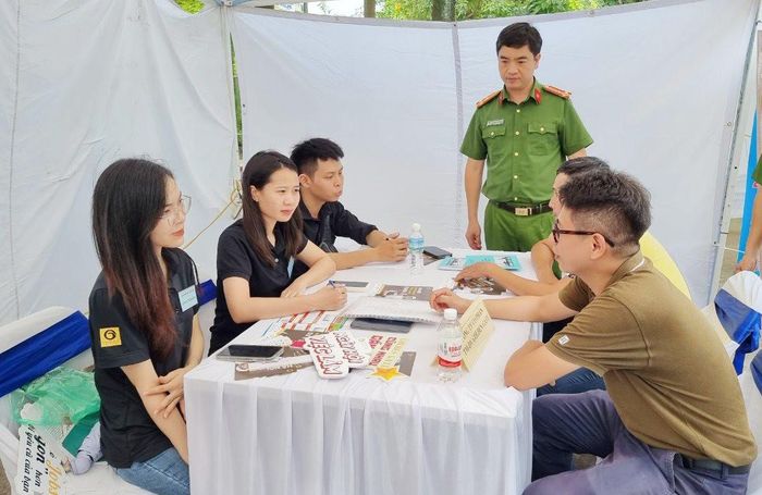 Tư vấn tuyển dụng cho người lao động tại Phiên giao dịch việc làm quận Tây Hồ năm 2023.