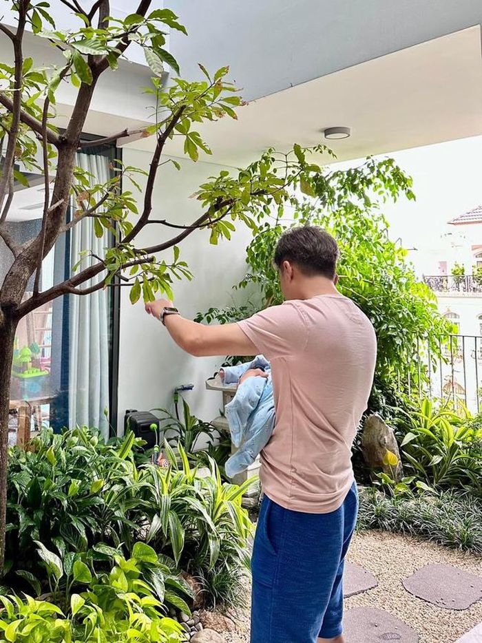 "Đại gia phố núi" Cường Đô La dành ngày cuối tuần chăm con phụ vợ, ra dáng đúng chuẩn ông bố bỉm sữa