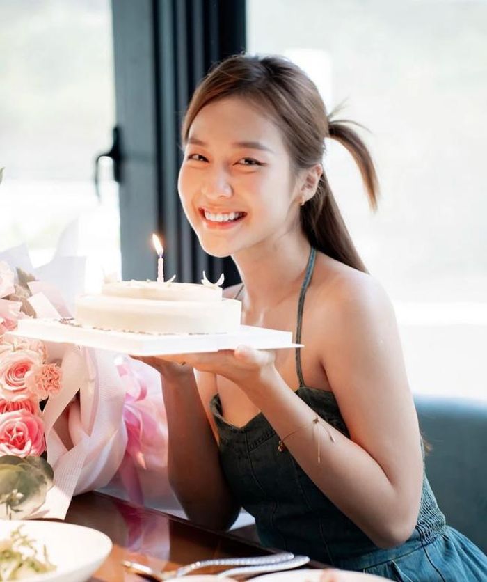 Diễn viên Khả Ngân khoe ảnh sinh nhật, cô chia sẻ: "Tổ chức sớm gần cả tháng giờ bé mới khoe ạ"