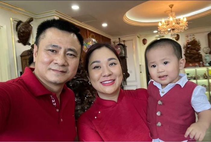 Nghệ sĩ Tự Long selfie cùng vợ và cậu con trai út, anh viết: "Cuối tuần bố vẫn đi làm. Hai ngày không ngó không nhìn đến con"