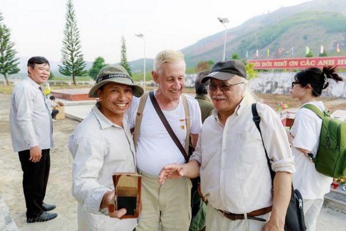 Ông Ronald (đứng giữa) cùng cựu chiến binh Nguyễn Văn Chúc (bên phải) tại Đài tưởng niệm liệt sĩ Chư Tan Kra, huyện Sa Thầy, tỉnh Kon Tum.